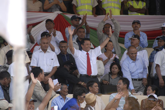 Le Président Ravalomanana devant le stade de Mahamasina